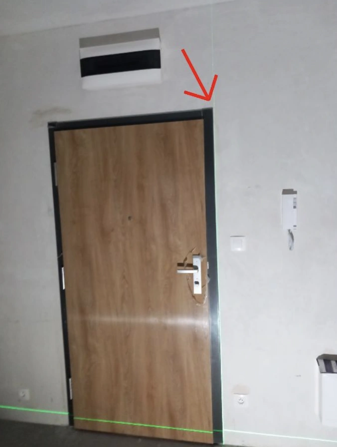 Brak liniowości ościeżnicy drzwi wejściowych – usterka wykryta podczas odbioru w Bydgoszczy